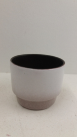 Witte potten in nummer 291 en 293 / White planters in number 291 and 293