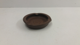 Bruine asbak van Jan de Graaf 13.5 cm. / Brown ashtray by Jan de Graaf 5.3 inch.