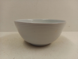 Bloempot in wit met ribbel 16 cm.  /  Planter in wit with ribs 6.29 inch