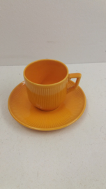Gele kop en schotel met ribbels  / Yellow cup and saucer with ribs