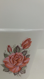 Bloempot in wit met roze rozen / Planter in white with pink roses