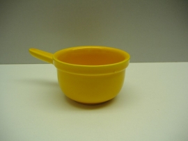 Sauskommetje in geel met een steeltje. / Little sauce bowl in yellow with a handle