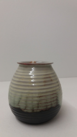 Adco klein ribbel vaasje groen 11 cm. / Adco small ribbed vase green 4.3 inch.