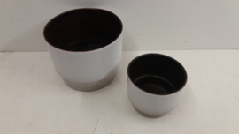 Witte potten in nummer 291 en 293 / White planters in number 291 and 293