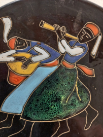 Bord met fluitende man en drummende man 21,5 cm./ Sign with whistling man and drumming man 21,5 cm.