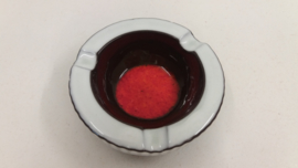 Set asbakken met rode binnenkant / set ashtrays with red inside