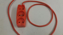 oranje verlengsnoer met 3 stopcontacten / orange extension cord with 3 sockets
