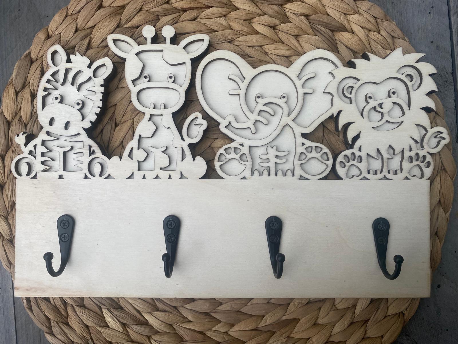 Houten Kinderkapstok met Savannedieren – 4 Haken | Zebra, Giraffe, Olifant & Leeuw
