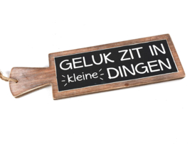 Houten hanger met tekst  Geluk zit in kleine dingen.