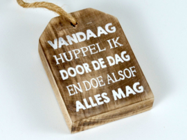 Houten Huisje hanger met tekst  Vandaag huppel ik door de dag ...