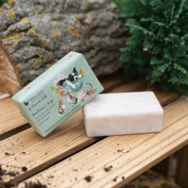 Wrendale Designs Gardeners Soap Sleeping on the job – Amber & Kamperfoelie