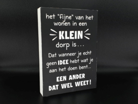 Tekstblok  Het fijne van wonen in een klein dorp...  25x18cm  black wash