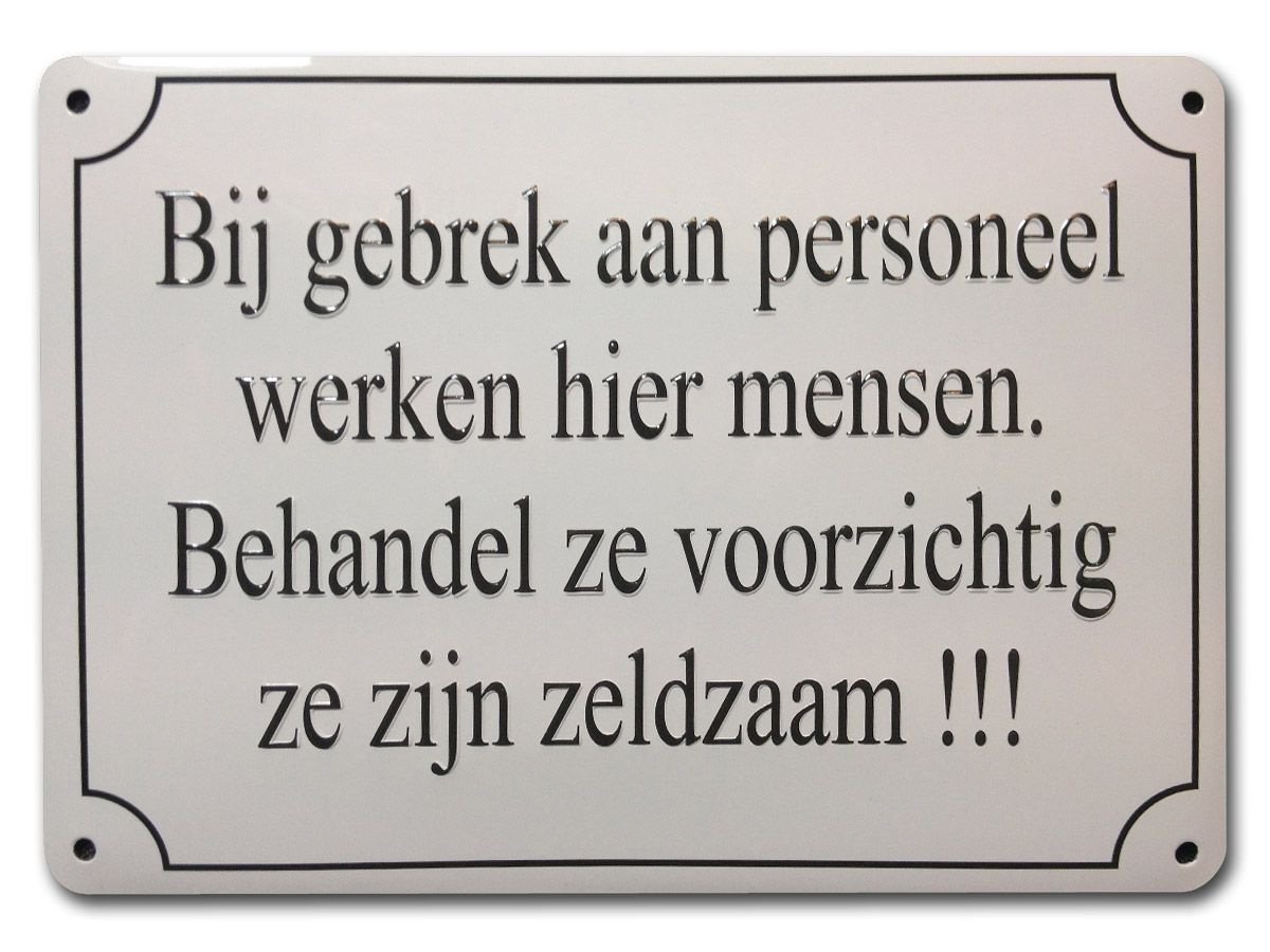 Metalen muurbordje – Bij gebrek aan personeel (10x14,5 cm)