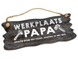 Tekstbord met touw "werkplaats papa"