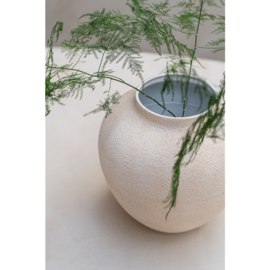 Vaas Lune  metaal gebroken wit – Home Society  28,5 x 28 x 28 cm