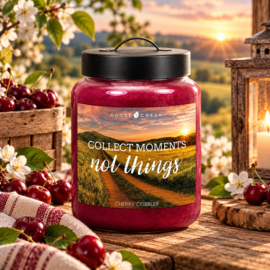 Cherry Cobbler (Label Collect moments Nothings) Geurkaars Goose Creek  Artwork Candle 150 Branduren