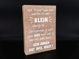 Tekstblok  Het fijne van wonen in een klein dorp...  25x18cm  Naturel