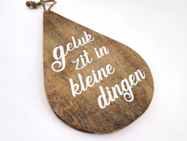 Houten hanger met tekst  Geluk zit in kleine dingen.