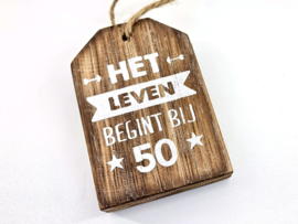 Houten Huisje hanger met tekst Het leven begint bij 50