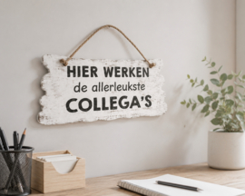 Houten Tekstbord Hier werken de allerleukste collega's