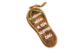 Houten slippertje met quote ‘Vandaag neem ik een slipper dag’ – 12 cm
