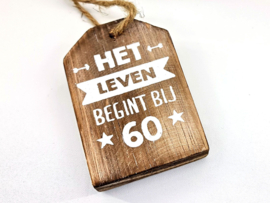 Houten Huisje hanger met tekst Het leven begint bij 60