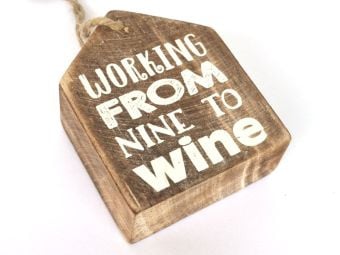 Houten hanger huisje  Working from nine to wine
