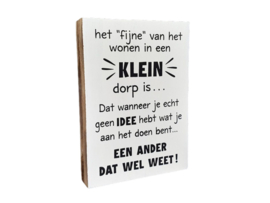 Tekstblok  Het fijne van wonen in een klein dorp...  25x18cm  Wit