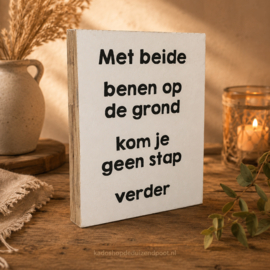 Tekstbord  - Tekstblok  'Met beide benen op de grond.' hout Wit - Zwart 25x18cm