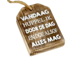 Houten Huisje hanger met tekst  Vandaag huppel ik door de dag ...
