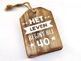 Houten Huisje hanger met tekst Het leven begint bij 40