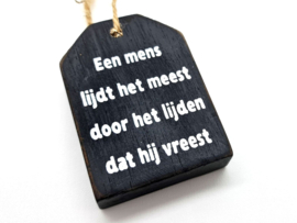 Houten Huisje hanger met tekst Een mens lijdt het meest ...