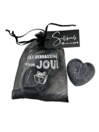 2 Amberblokjes in zakje met tekst  "Een Verrassing voor jou!"