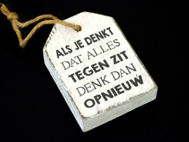 Houten Huisje hanger met tekst "Als je denkt dat alles tegen zit"