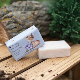 Wrendale Designs Gardeners Soap 'Pottering about'  Dennenhout & Sandelhout