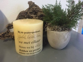 Creme kaars met tekst Bij de Peuterspeelzaal