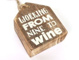 Houten Huisje hanger met tekst "Working from nine to wine"