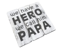Tekstbord ‘We have a hero, we call him Papa’ – 20 x 20 cm