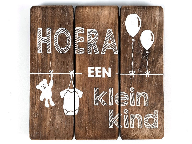 Houten tekstbord / onderzetter Hoera, een kleinkind (20x20 cml)