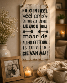 Houten tekstbord  De allerliefste oma 55x30 cm antique white