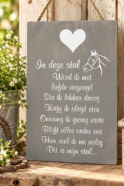 Tekstbord Steigerhout Grijs – In Deze Stal – 30 x 20 cm