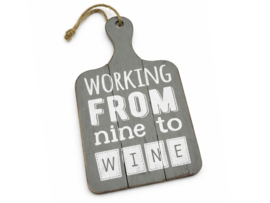 Tekstplank ‘Working from nine to wine’ kei grijs – 30 x 18 cm
