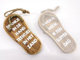 Houten slippertje hangend met tekst