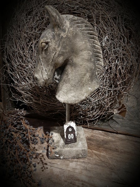 Stenen Paardehoofd op Voet  35 cm