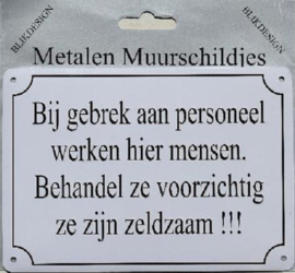 Muurschildje  gebrek personeel 10x14.5cm