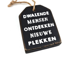Houten Huisje hanger met tekst Dwalende mensen ontdekken ...