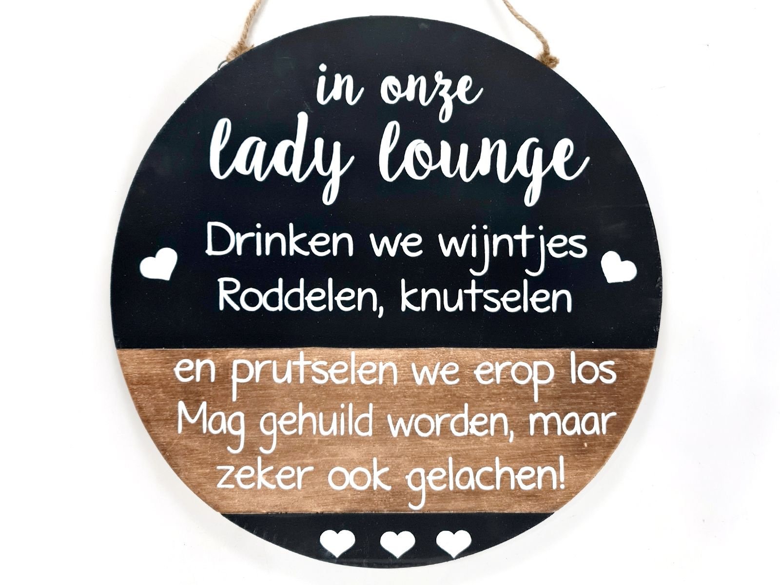 Rond houten tekstbord – In onze lady lounge Ø 40 cm