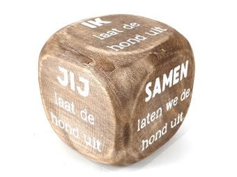 Dobbelsteen hout met tekst: jij laat de hond uit  8x8 cm naturel wit