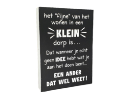 Tekstblok  Het fijne van wonen in een klein dorp...  25x18cm  black wash
