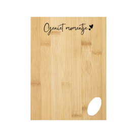 Serveerplank met tekst "Geniet Momentje"